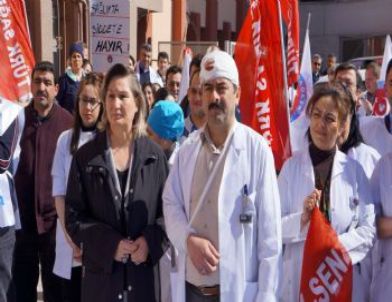 Türk Sağlık-Sen, Sağlıkçılara Yönelik Şiddet Olaylarını Protesto Etti.