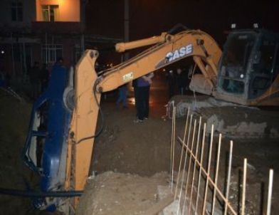5 Metrelik Kanalizasyon Çukuruna Düşen Araçtan Yara Almadan Çıktılar