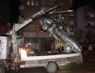 Elektrik Direğine Çarpan Sürücü Ağır Yaralandı