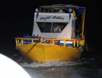 Erçek Gölü'nde -20 Derecede 6 Saat Mahsur Kalan Balıkçılar Kurtarıldı