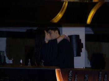 Merve Sevi de balkonda öpüşürken yakalandı