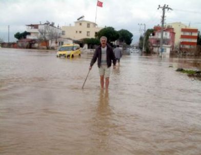 Sel Sebebiyle Burhaniye-akçay Yolu Trafiğe Kapandı