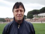 Erkek Futbol Takımına Kız Kaptan