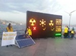Greenpeaceli Gençler, Yenilebilir Enerjiyle Çalışan İşıklı Pankart Yaptı