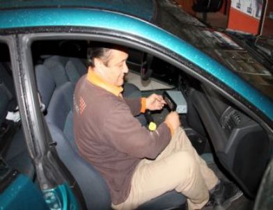 Hayvansever Esnaf 5 Yıldır Bütün İşlerini Kanaryası İle Birlikte Yapıyor