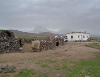 Niğde’de Evinde Elektrik Olmayan Aileler Yardım Bekliyor