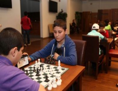 Satranç Turnuvasında Kıyasıya Mücadele