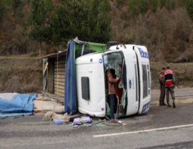 Sunta Yüklü Kamyon Devrildi