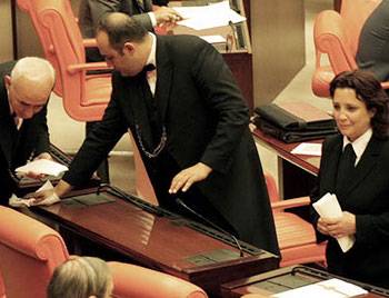 TBMM'de 3100 TL'ye üniversite mezunu 22 temizlikçi çalışıyor