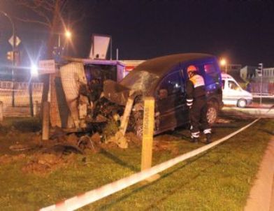 Bakırköy'de Doğalgaz Borusuna Çarpan Araç, İtfaiyeyi ve Polisi Alarma Geçirdi