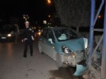 Otomobil Direğe Çarptı: 4 Yaralı