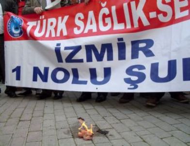 Sağlıkçılar Protesto İçin Diş Protezlerini Yaktı