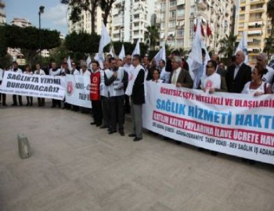 Adana’da Sağlık Çalışanları Tıp Bayramı’nda Yürüdü