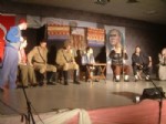 AHMET AKıN - Burhaniye’de Çanakkale Tiyatrosu Ayakta Alkışlandı