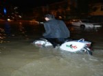 İzmir’de Deniz Taştı Araçlar Sular Altında Kaldı