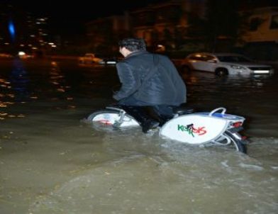İzmir’de Deniz Taştı Vatandaşlar Zor Anlar Yaşadı