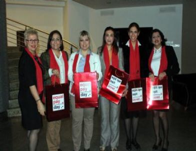 Kadınlardan Kırmızı Çantalı Eylem