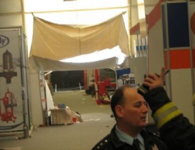 Fırtınada Fuarın Çatısı Çöktü: 15 Yaralı