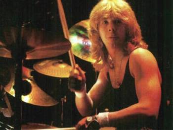 Iron Maiden'ın Eski Davulcusu Hayatını Kaybetti