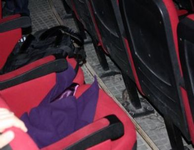 Kültür Merkezinde Fare Paniği