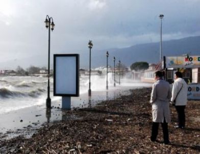 Şiddetli Lodos Edremit Körfezi’ni Etkiliyor