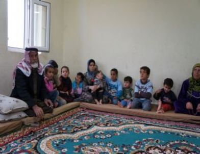 75'lik Dede, Esed'e Karşı Savaşan Beş Oğlunun 30 Kişilik Ailelerine Bakıyor