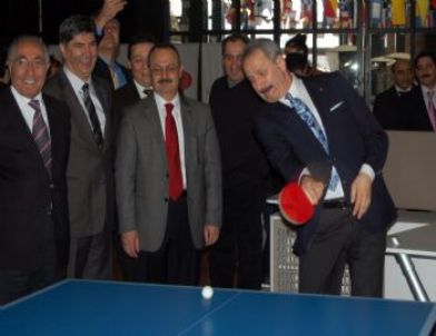 Bakan Çağlayan’ın tenis keyfi