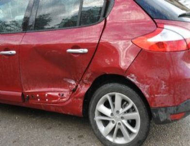 Hurdaya Dönen Araçtan Burunları Bile Kanamadan Çıktılar