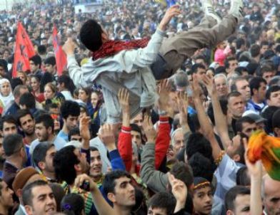 Mersin'deki Nevruz Kutlamalarında Öcalan Posterleri Açıldı