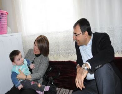 Vali Toprak Eşiyle Birlikte Yoksul ve Hasta Aileleri Evlerinde Ziyaret Etti