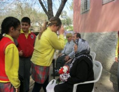 Yumurtalık’ta Öğrenciler Şehit Harun Arslanbay’ın Ailesini Ziyaret Ettiler.