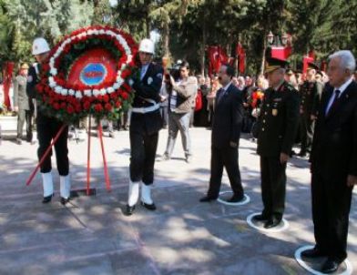 Adana'da Şehitlere Hüzünlü Anma