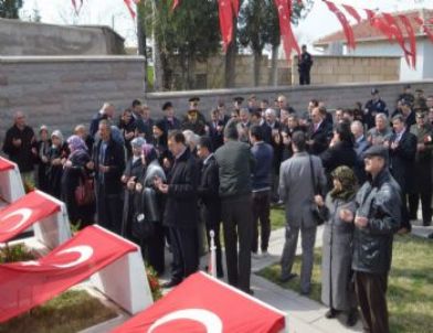 Çanakkale Deniz Zaferi'nin 98.yıl Dönümü ve Şehitleri Anma Günü Dolayısıyla Derbent Mezarlığı Şehitlik Anıtı’da Tören Düzenlendi