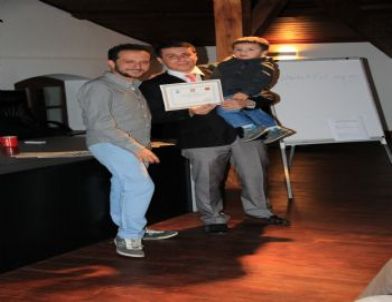 Fotoğraf Atolyesi Katılımcıları Belgelerini Aldı