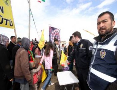 Polisten Nevruz'a Katılanlara Şeker