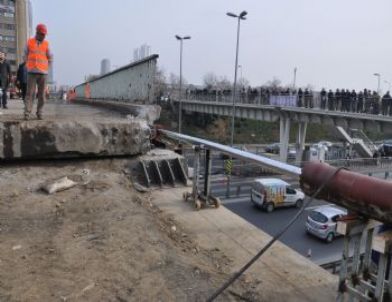 40 Yıllık Köprü Trafiği Aksatmadan Yıkılıyor