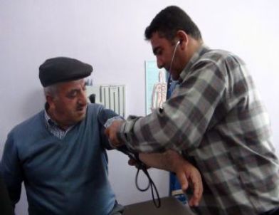 Beldeye Doktor Gelmemesini Protesto İçin Köylüler Temsili Doktor ve Hemşire Oldu