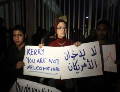 Kerry’nin Mısır’a Gelişi Olaylara Neden Oldu: 1 Ölü