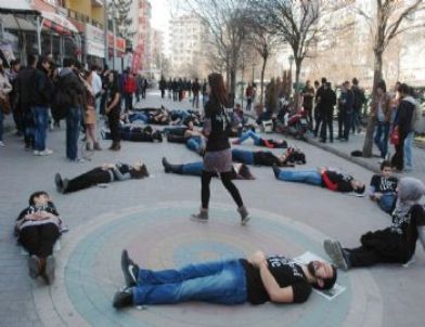 Üniversite Öğrencileri Cadde Üzerinde Yattı