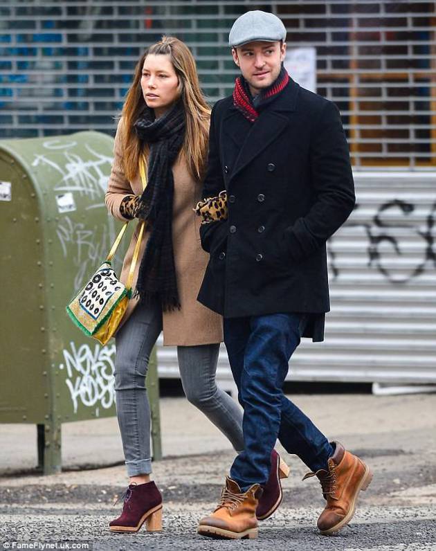 Eşine Bakmaya Doyamıyor!