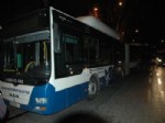BELEDIYE OTOBÜSÜ - Ankara'da 3 Belediye Otobüsü Birbirine Girdi: 3 Yaralı
