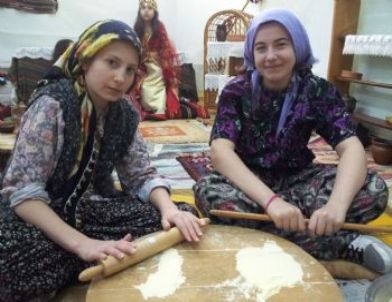 Furtuni ve İsak Pinhas Ortaokulu Resim Kulübü'nden Çanakkale Sergisi