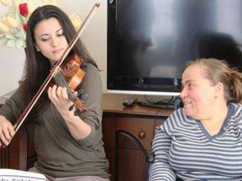 Hastalara evlerinde müzikli terapi