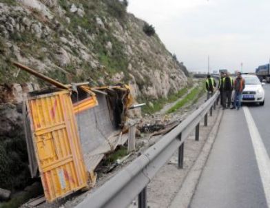 Kontrolden Çıkan Tır 50 Metreden Uçtu