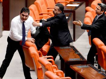 Meclis’te ‘Namussuz’ Kavgası