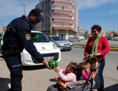 Polisler, Çocuklara Top Dağıttı
