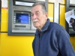 İŞÇİ EMEKLİSİ - Yardım İstediği Yaşlı Adamın Maaşını Çekip Kaçtılar