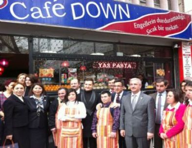 Down Cafe, Ak Partilileri Ağırladı