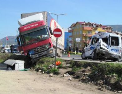 Kontrolden Çıkan Tır Polis Aracına ve Özel Otomobile Çarptı: 5 Yaralı