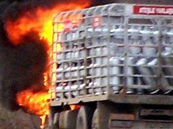 Tüp kamyonu apartmana daldı!